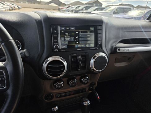 Used 2016 Jeep Wrangler Unlimited Rubicon w/ Connectivity Group image 15