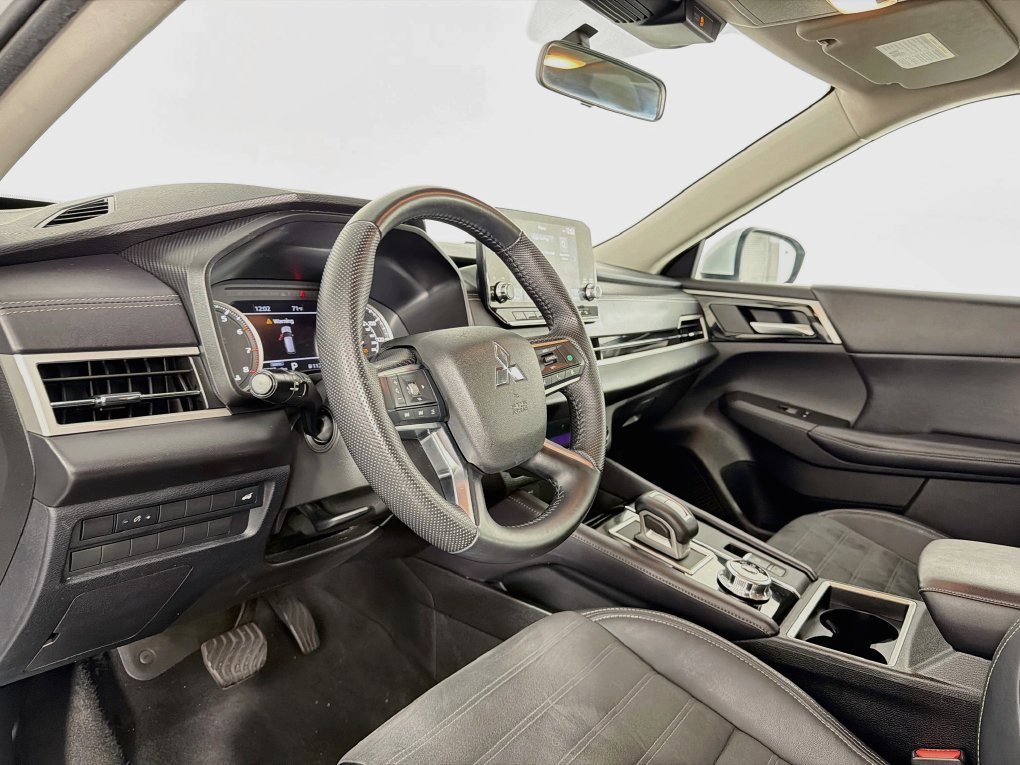 Used 2023 Mitsubishi Outlander SE FWD image 14