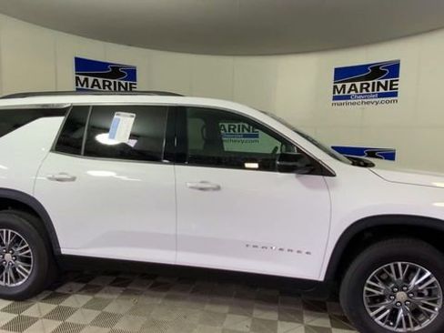 Certified 2025 Chevrolet Traverse LT image 3
