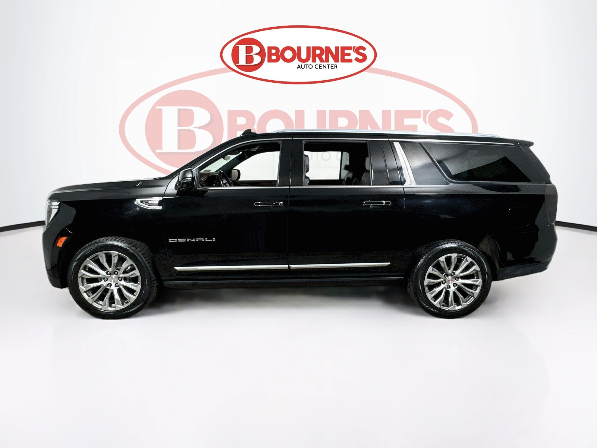 Used 2022 GMC Yukon XL Denali w/ Denali Premium Package AWD/4WD image 9