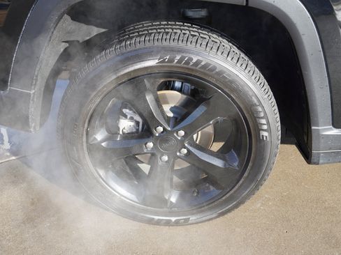 Used 2024 Jeep Grand Cherokee Altitude image 11