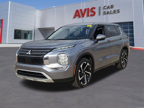 Used 2024 Mitsubishi Outlander SE image 1