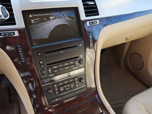 Used 2010 Cadillac Escalade Luxury image 15
