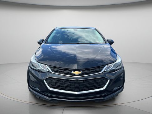 Used 2017 Chevrolet Cruze LT w/ Convenience Package FWD image 2