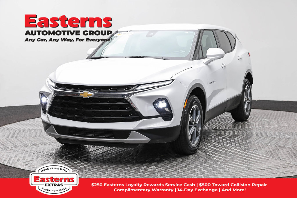 Used 2025 Chevrolet Blazer LT FWD image 1