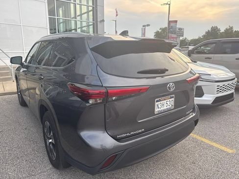 Used 2022 Toyota Highlander XLE AWD/4WD image 6