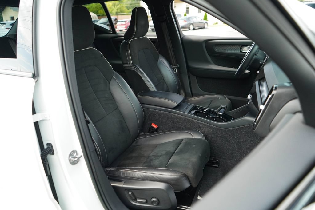 Used 2022 Volvo XC40 T5 R-Design AWD/4WD image 13