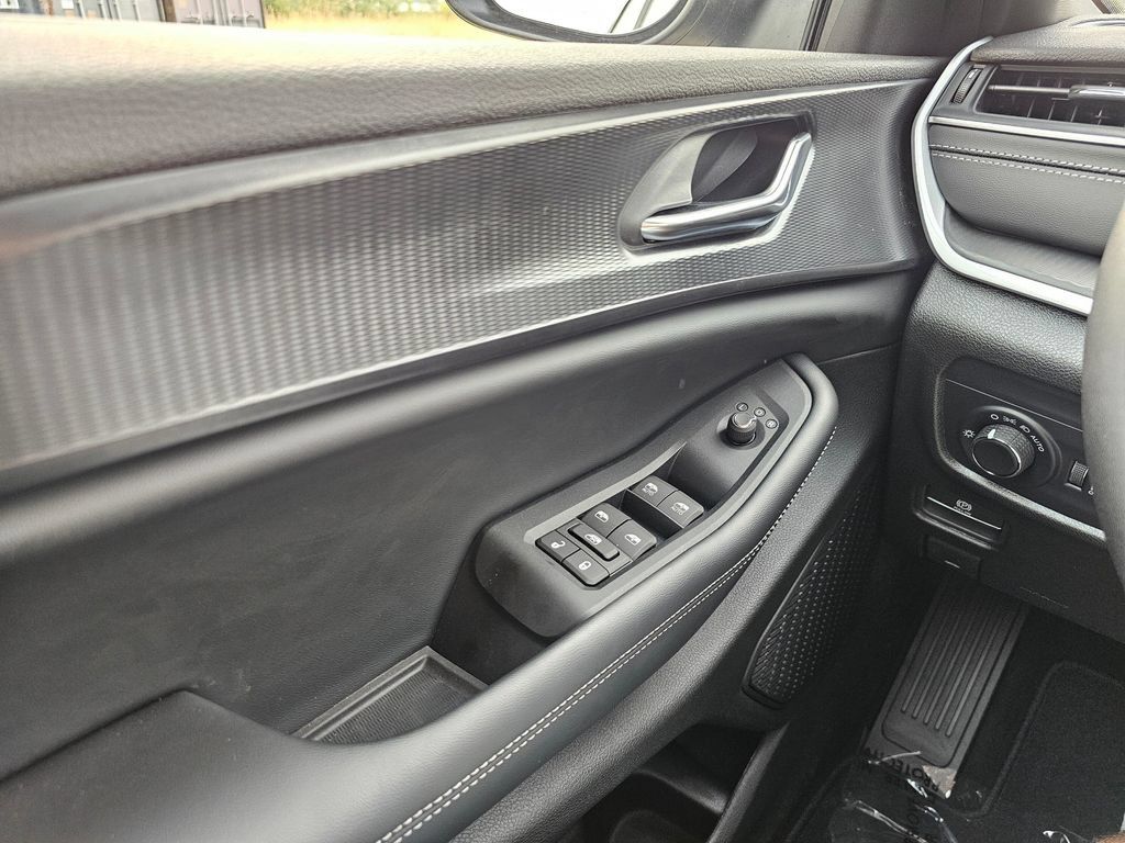 New 2025 Jeep Grand Cherokee Laredo X w/ Luxury Tech Group I AWD/4WD image 28