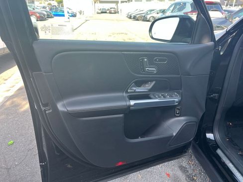 Used 2025 Mercedes-Benz GLB 250 4MATIC image 18