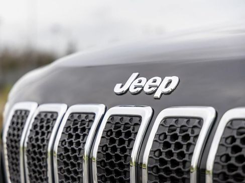 Used 2019 Jeep Cherokee Latitude Plus AWD/4WD image 6