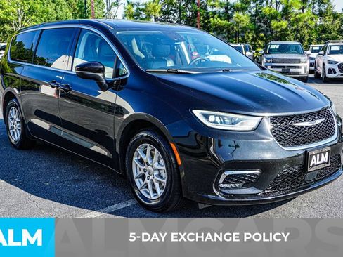 Used 2023 Chrysler Pacifica Touring-L FWD image 3