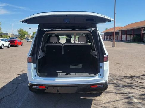 Used 2024 Jeep Wagoneer L Series II w/ Flexible Seating Group RWD image 13