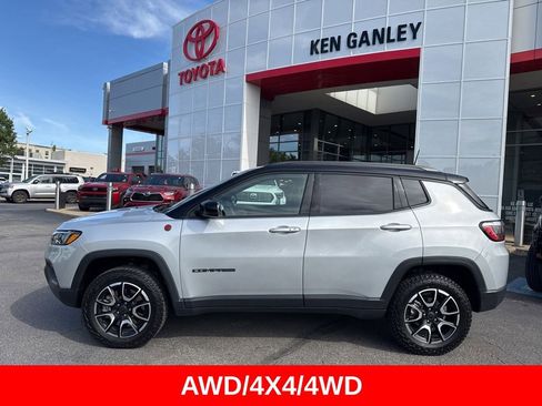 Used 2025 Jeep Compass Trailhawk AWD/4WD image 3