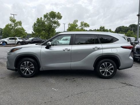 Used 2023 Toyota Highlander XLE FWD image 4