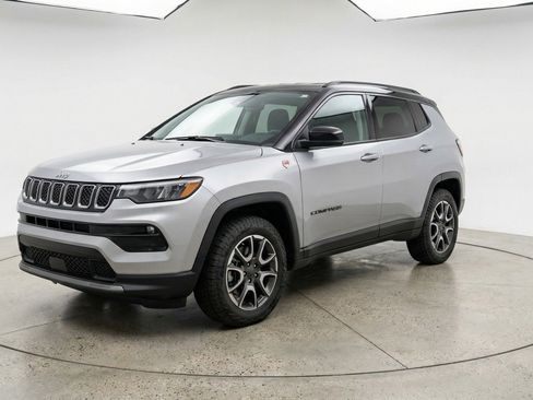 Used 2025 Jeep Compass Trailhawk image 3