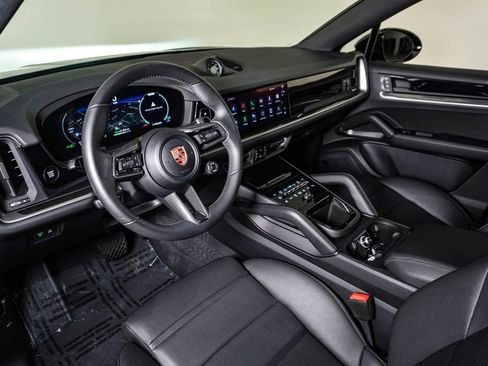 Certified 2025 Porsche Cayenne E-Hybrid Coupe AWD/4WD image 4