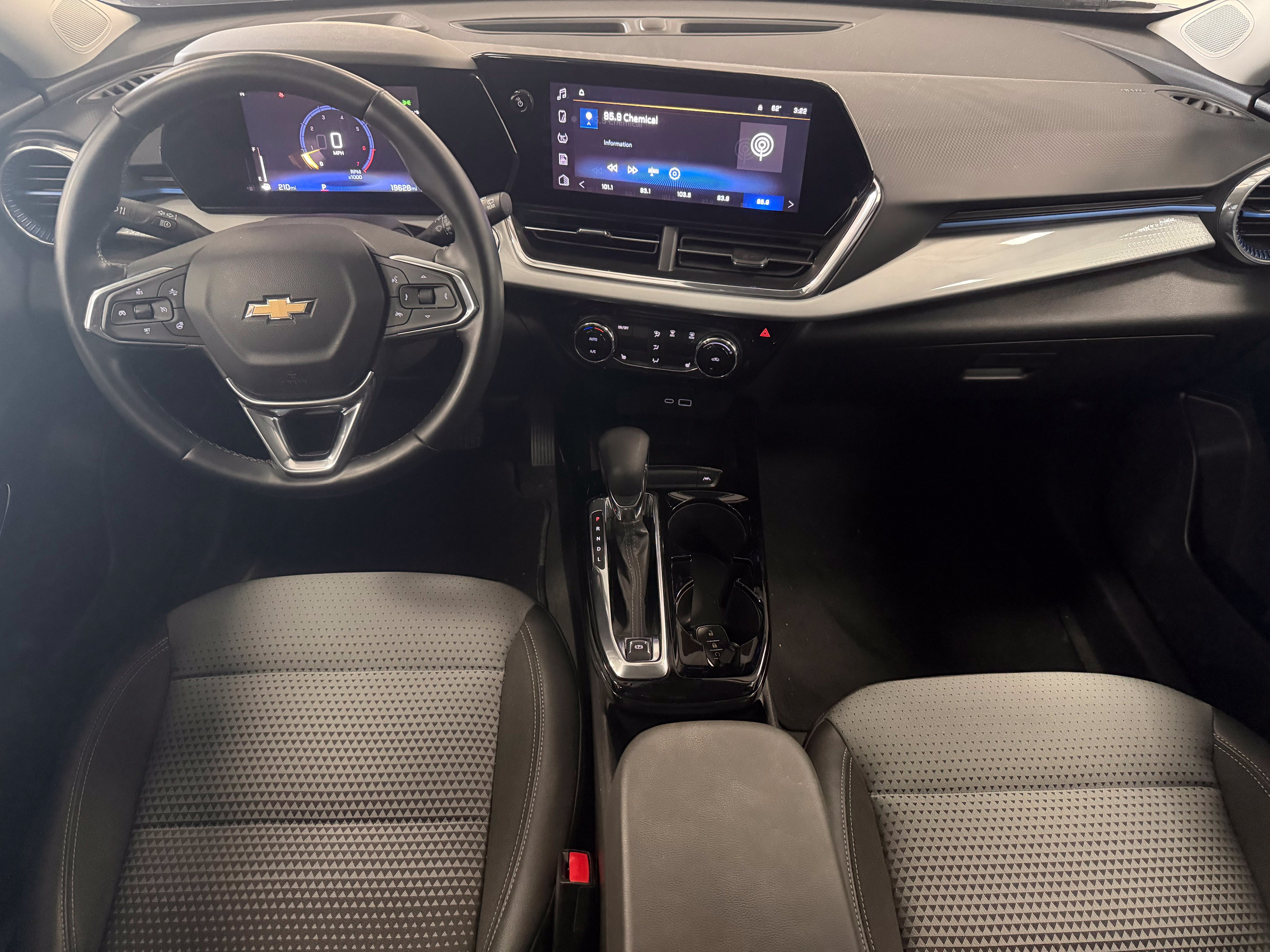 Used 2025 Chevrolet Trax LT w/ Driver Confidence Package FWD image 14