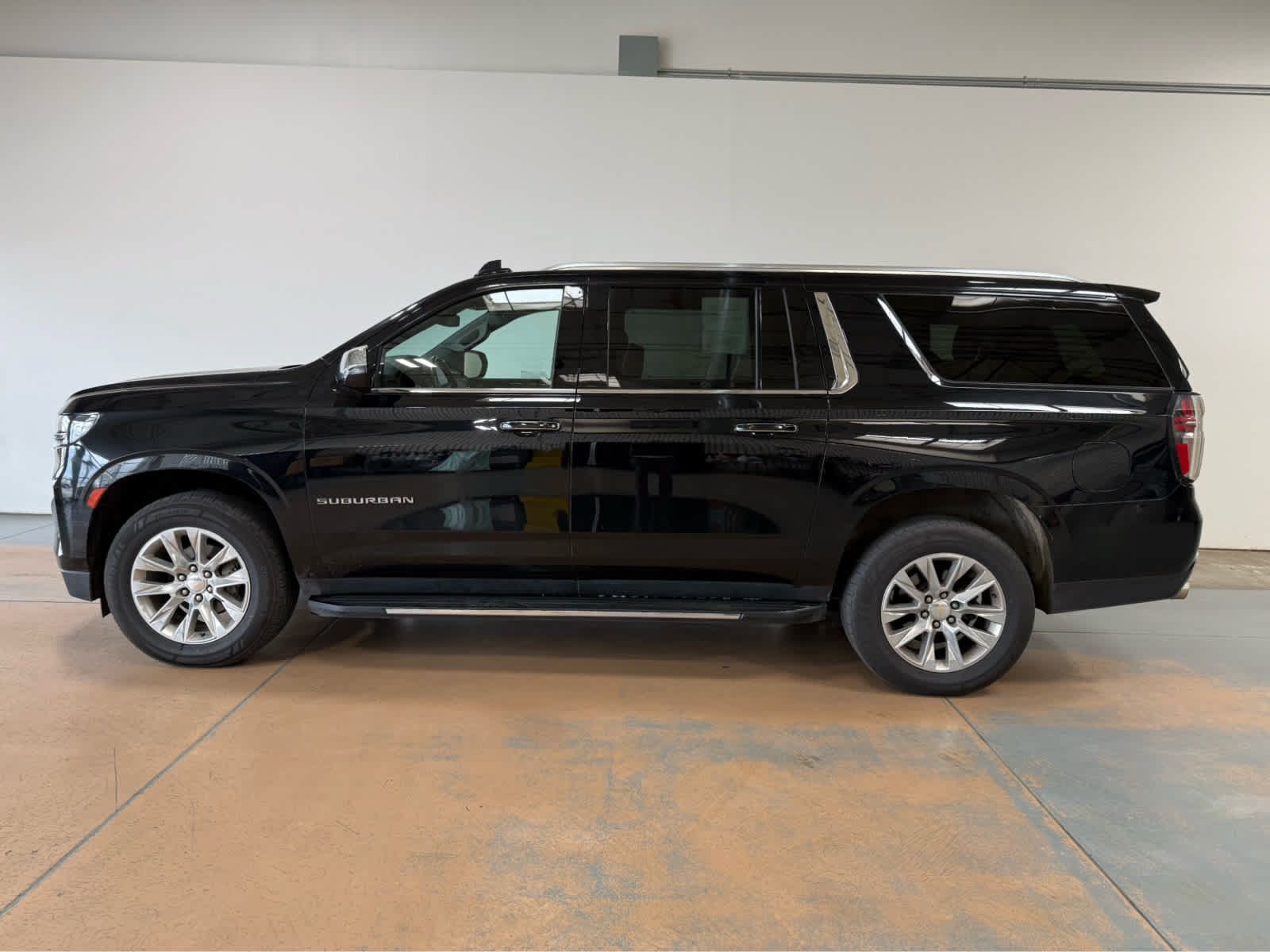 Used 2024 Chevrolet Suburban Premier AWD/4WD image 2