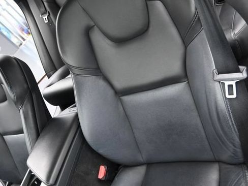 Used 2019 Volvo XC60 T5 Momentum w/ Multimedia Package AWD/4WD image 9