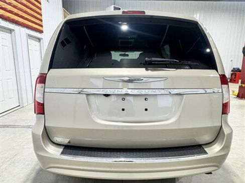 Used 2013 Chrysler Town & Country Touring image 5