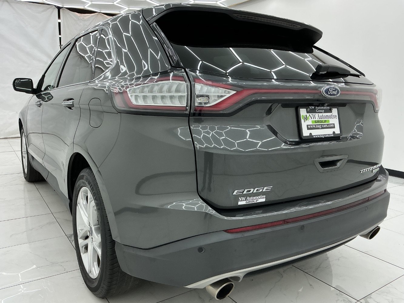 Used 2018 Ford Edge Titanium w/ Technology Package FWD image 9