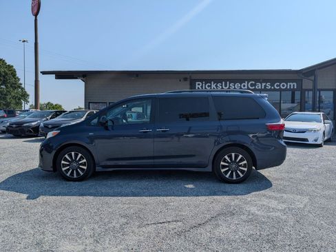 Used 2020 Toyota Sienna XLE Premium AWD/4WD image 11