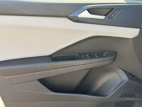 Used 2022 Volkswagen Taos SE w/ IQ.Drive SE Package image 12