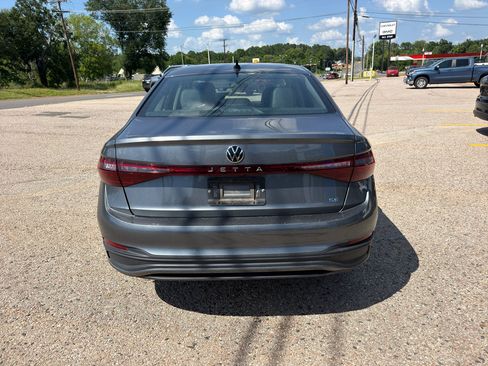 Used 2025 Volkswagen Jetta SE FWD image 8