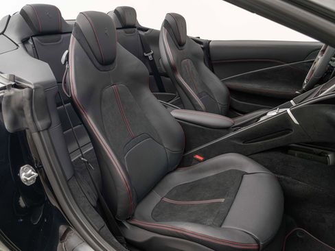 Certified 2025 Ferrari Roma Spider RWD image 29