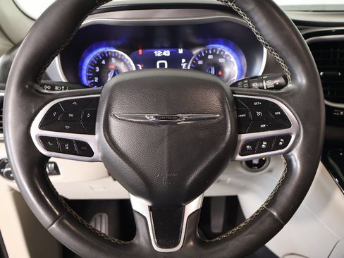 Used 2022 Chrysler Pacifica Touring-L FWD image 3