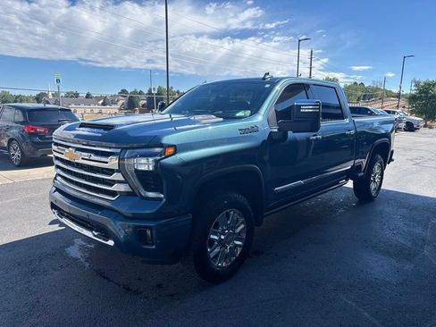 Used 2024 Chevrolet Silverado 2500 High Country w/ Technology Package AWD/4WD image 2