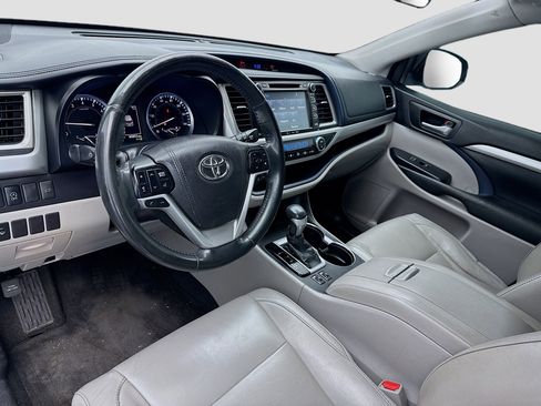 Used 2017 Toyota Highlander XLE w/ Carpet Mat Package image 7