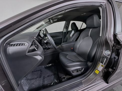 Used 2023 Toyota Camry SE image 12