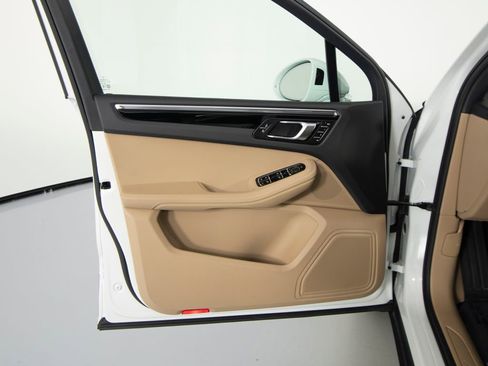 Certified 2025 Porsche Macan image 18