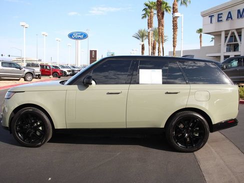 Used 2025 Land Rover Range Rover SE AWD/4WD image 4
