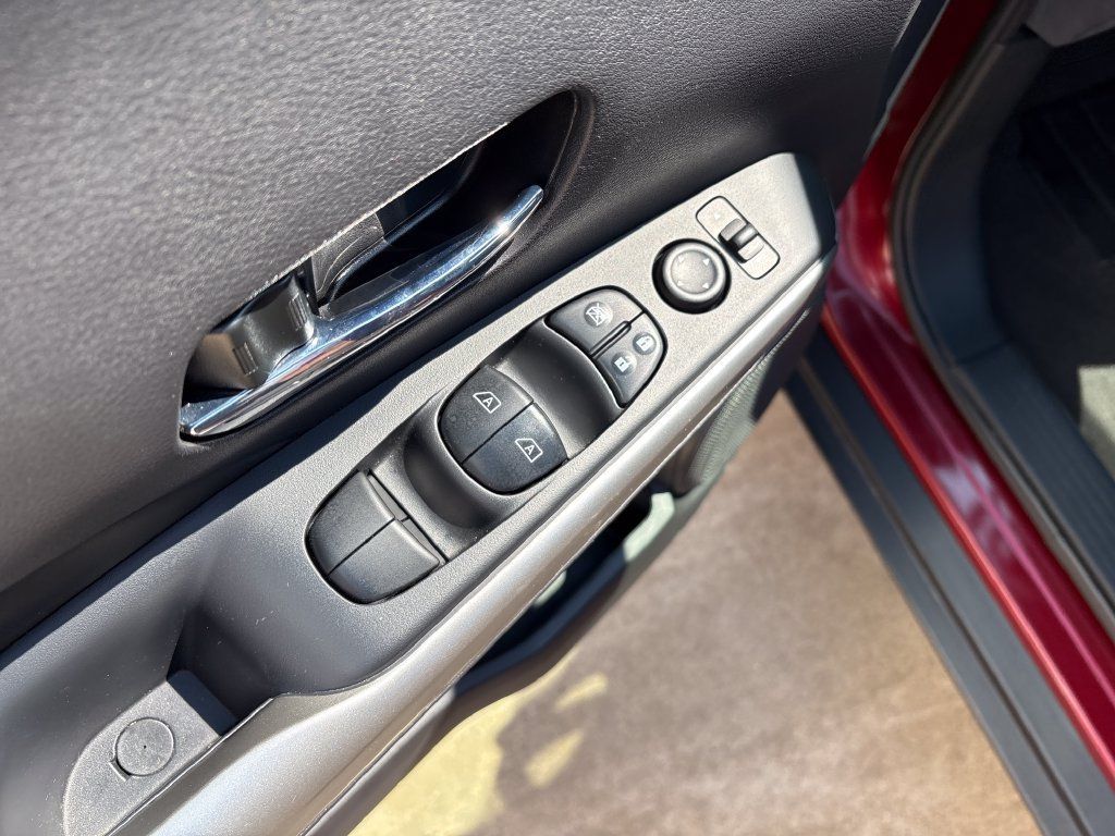 Certified 2020 Nissan Kicks SR w/ SR Premium Package FWD image 11