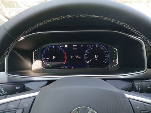 New 2025 Volkswagen Taos SEL image 15