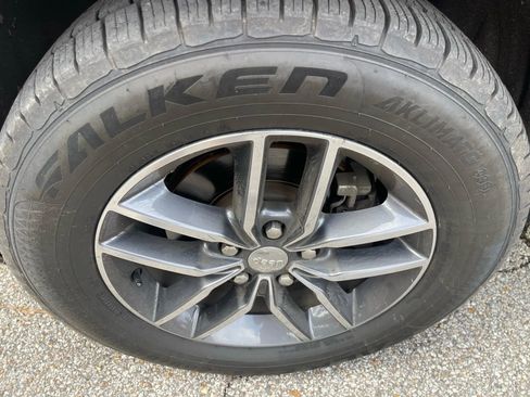 Used 2018 Jeep Grand Cherokee Limited image 9