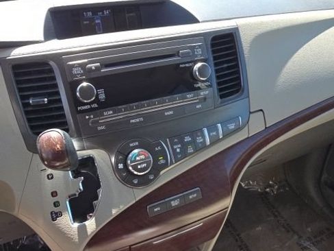 Used 2014 Toyota Sienna XLE FWD image 14