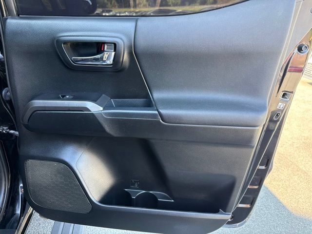 Used 2017 Toyota Tacoma TRD Sport w/ Tow Package (A/T) AWD/4WD image 11