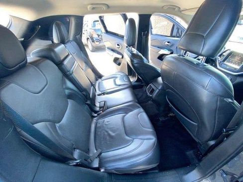 Used 2018 Jeep Cherokee Overland AWD/4WD image 3