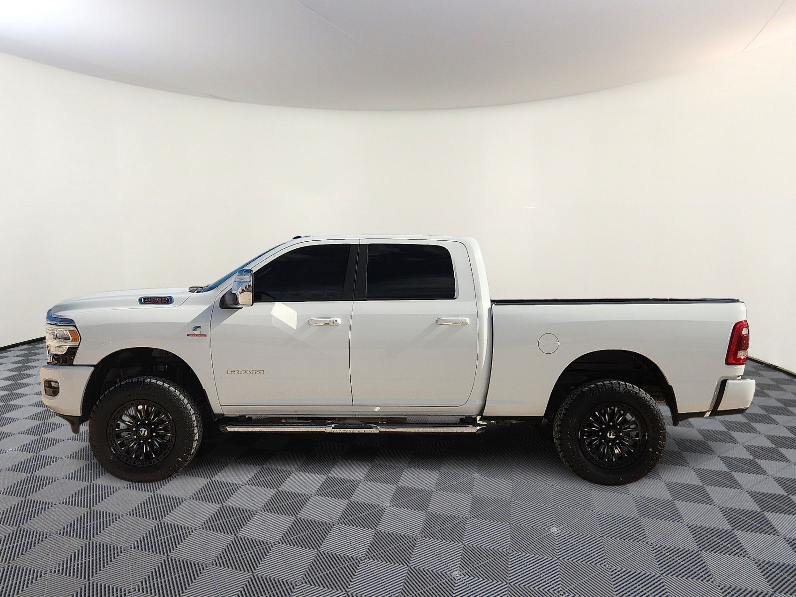 Used 2024 RAM 2500 Laramie AWD/4WD image 2