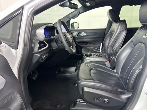 Used 2023 Chrysler Pacifica Touring-L w/ S Appearance Package image 11