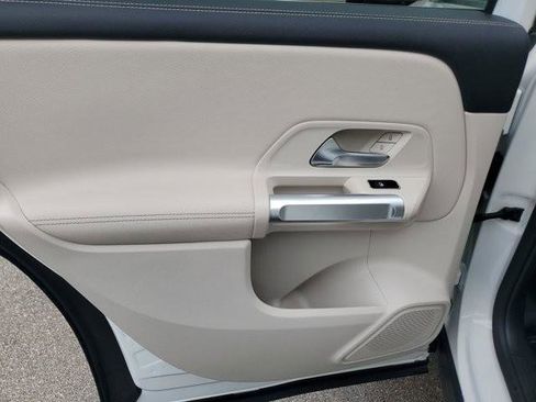 Used 2023 Mercedes-Benz GLB 250 w/ Premium Package image 21