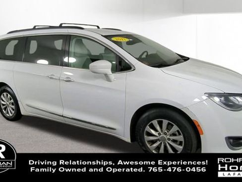 Used 2017 Chrysler Pacifica Touring-L image 2