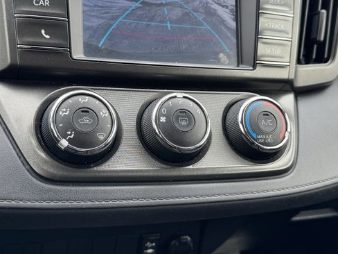 Used 2014 Toyota RAV4 LE image 10