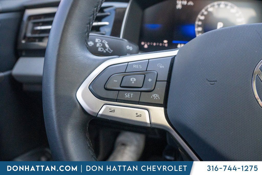 Used 2025 Volkswagen Jetta SE FWD image 12