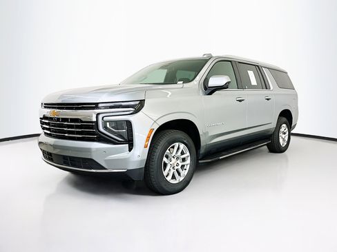 Used 2025 Chevrolet Suburban LT image 3