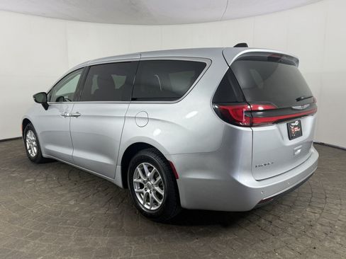 Used 2024 Chrysler Pacifica Touring-L FWD image 5