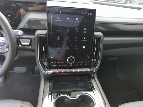 Used 2025 GMC Yukon AT4 w/ AT4 Premium Package AWD/4WD image 24